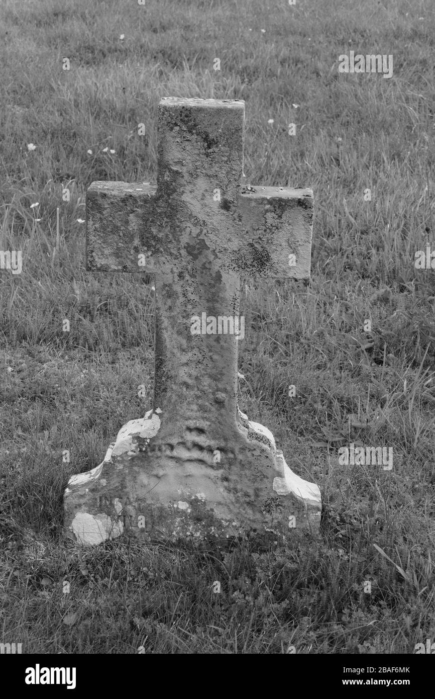 alter Grabstein Kreuz von der Witterung gezeichnet Stock Photo