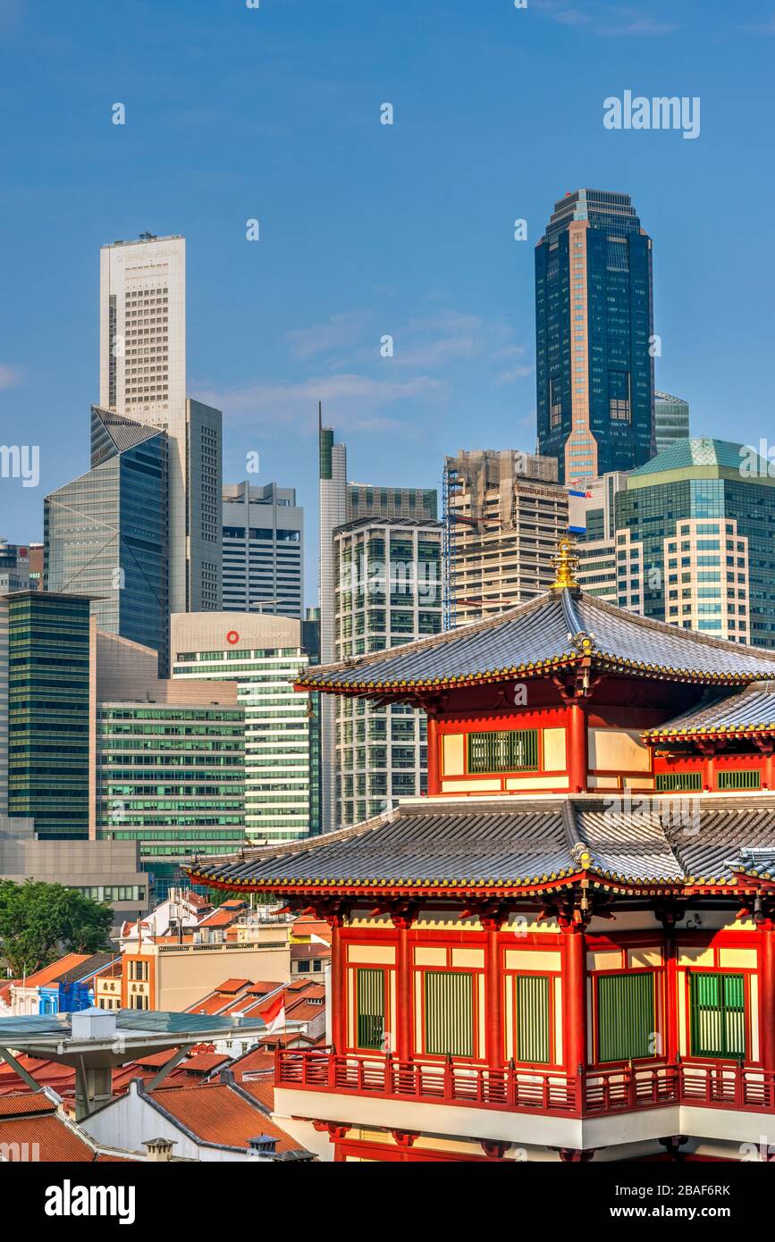 Buddha Tooth Relic Temple and city skyline, Singapore Stock Photo