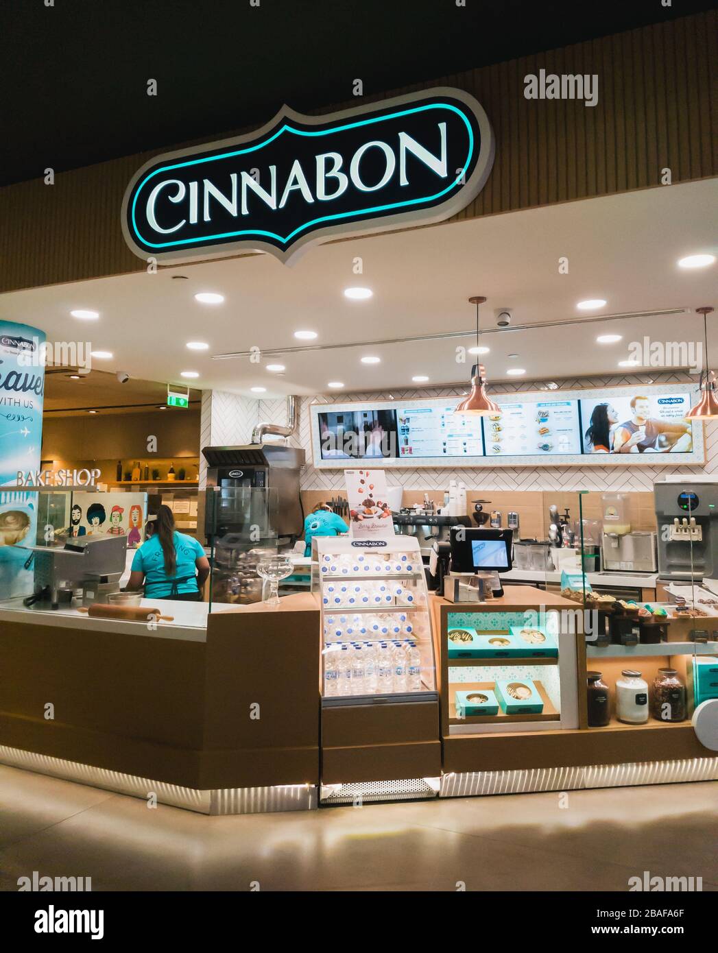 Cinnabon airport hi-res stock photography and images - Alamy
