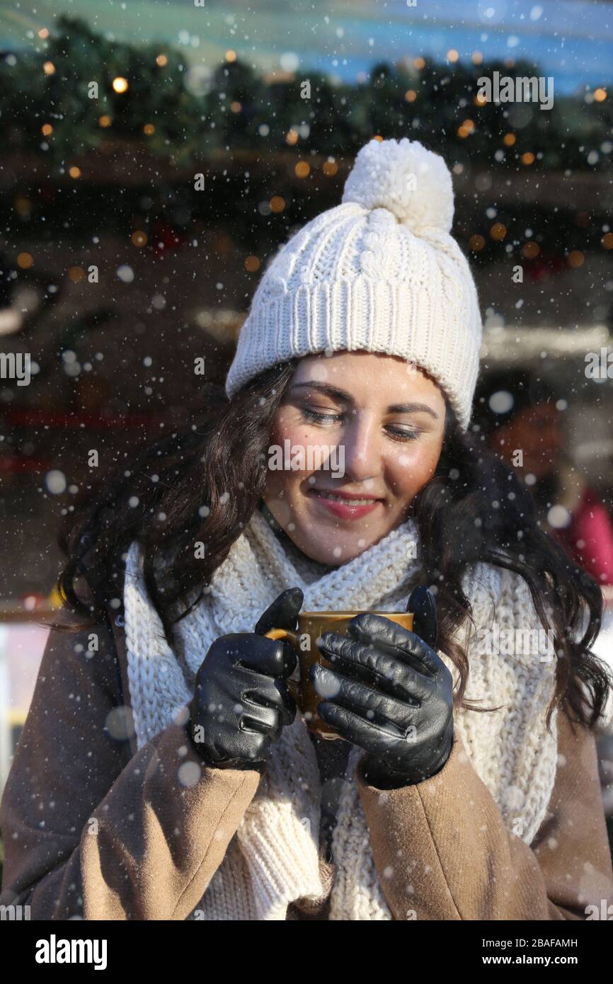 Woolly hat and snow and woman hi-res stock photography and images - Alamy