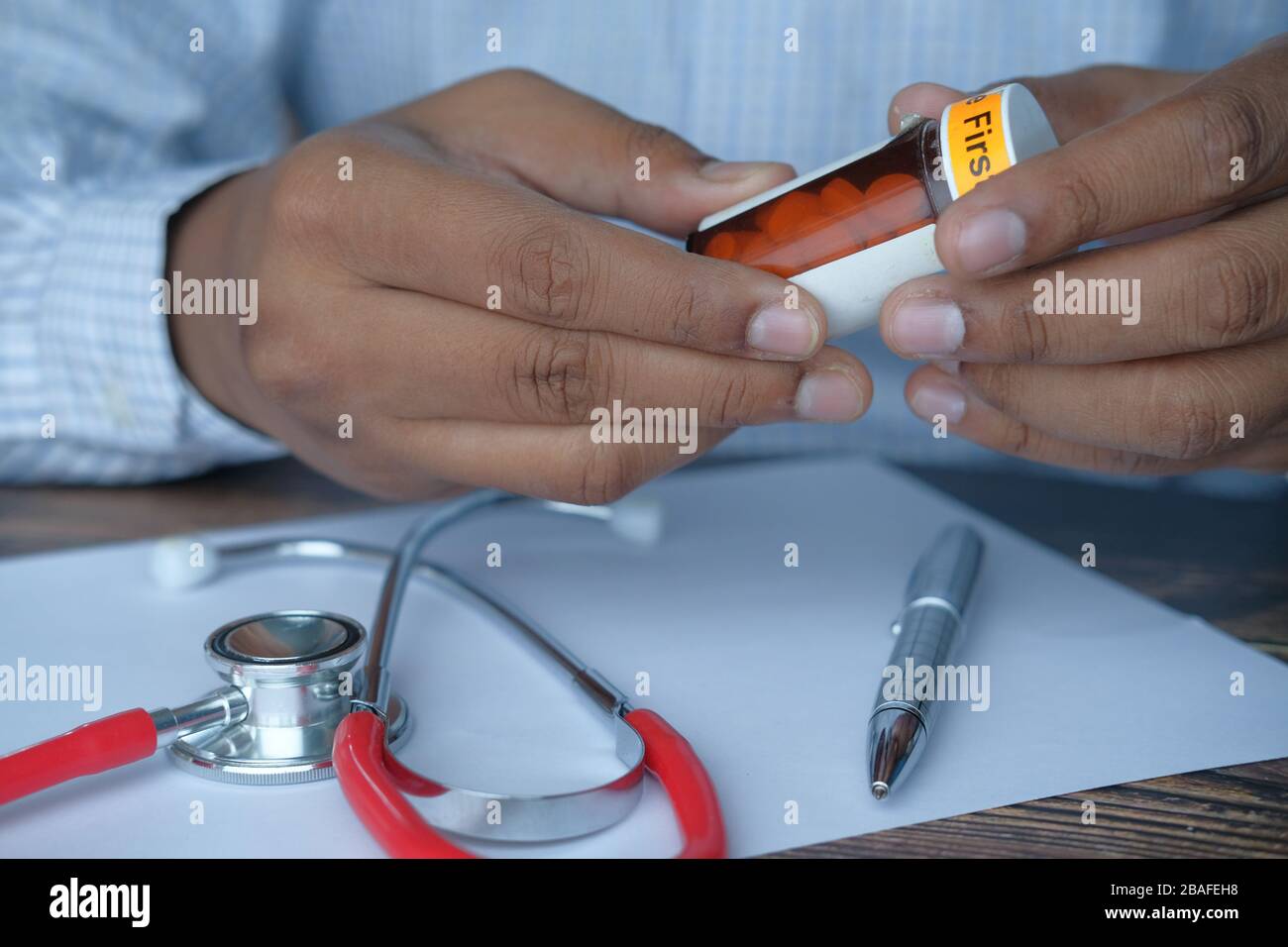 Doctor giving patient prescription hi-res stock photography and images ...