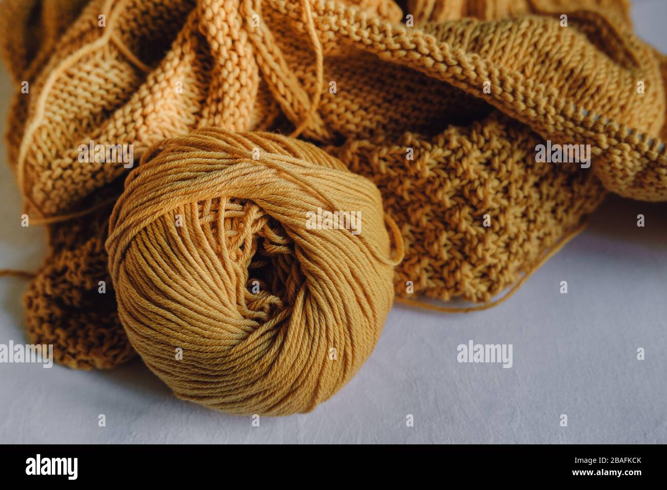 Ball of yarn with knitting needles hires stock photography and images