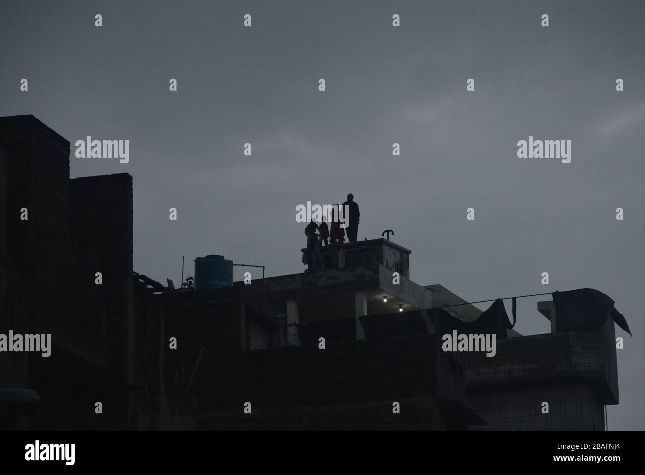 Lahore, Pakistan. 27th Mar, 2020. Pakistani people hoisting white flags