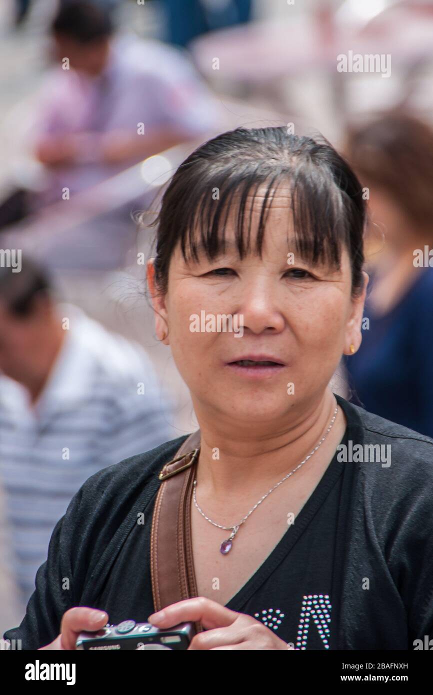 Shanghai China May 4 10 Closeup Of Face Of Woman With Dressed In Black With Samsung Camera In Her Hands Stock Photo Alamy Shanghai China May 4 10 Closeup Of Face Of Woman With Dressed In Black With Samsung Camera In Her Hands Stock Photo Alamy