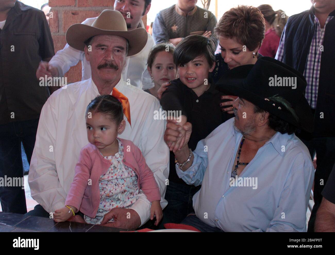 El cantante de musica popular mexicana Joan Sebastian visito el rancho de el ex presidente Vicente Fox y Marta Sahagún durante su visita a Lon , Guana Stock Photo