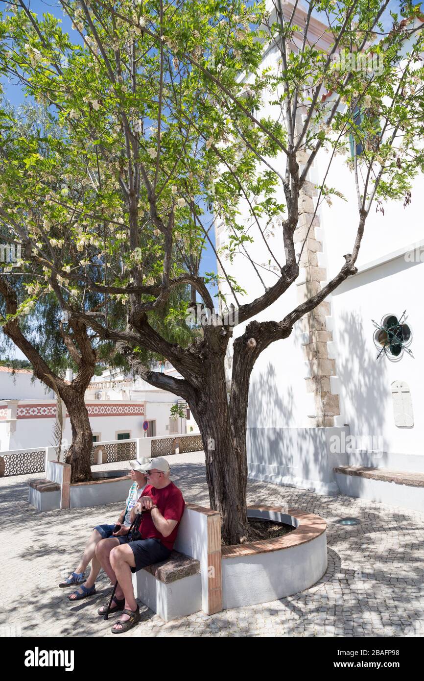 Couple sitting in shade, Alte, Algarve, Portugal Stock Photo