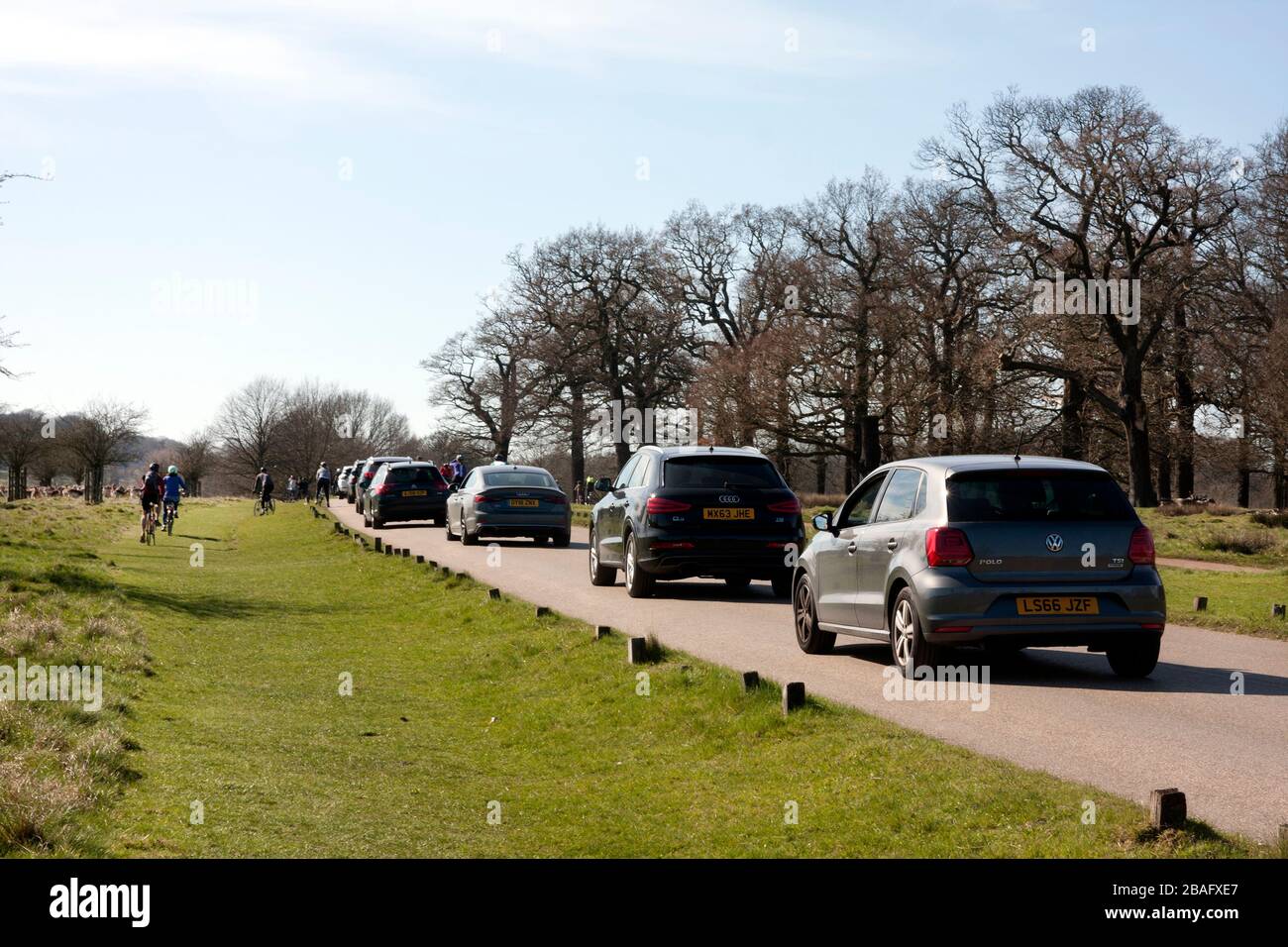 Richmond Park, London, during the coronavirus outbreak 2020, cars lined up just before gates closed on Mothers Day Stock Photo