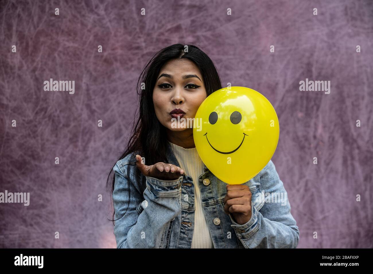 Kiss asian party hi res stock photography and images Alamy