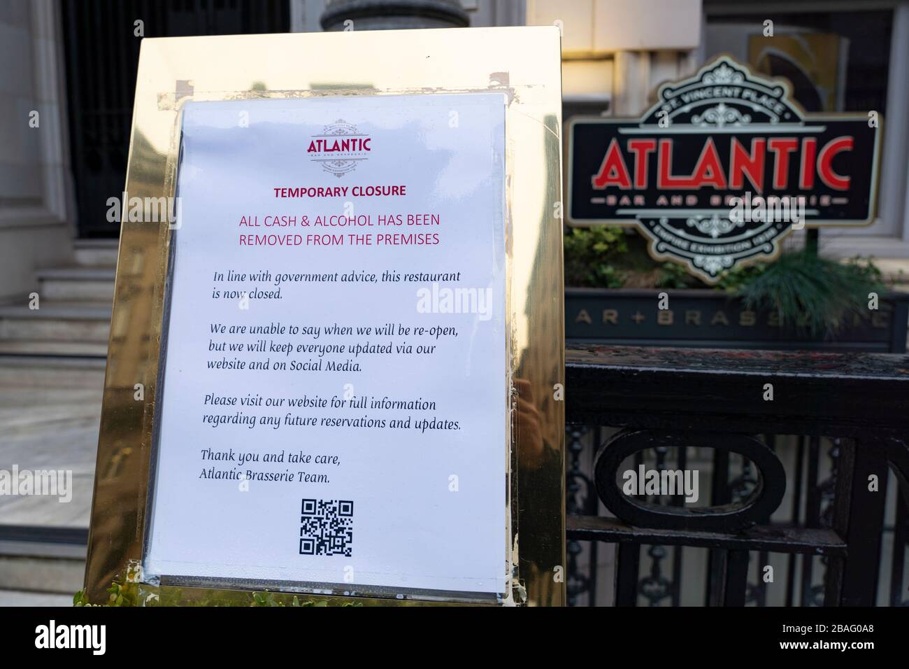 Notice of closure due to Coronavirus outside Atlantic bar and restaurant in central Glasgow, Scotland, UK, Scotland, UK Stock Photo