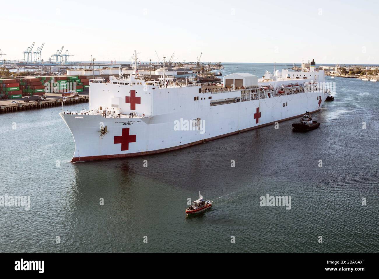 Los Angeles, United States. 27th Mar, 2020. The U.S. Navy Military Sealift Command hospital ship USNS Mercy deployed to assist in the COVID-19, coronavirus response arrives in the port of Los Angeles March 27, 2020 in Los Angeles, California. Credit: Alexa M. Hernandez/US Marines/Alamy Live News Stock Photo