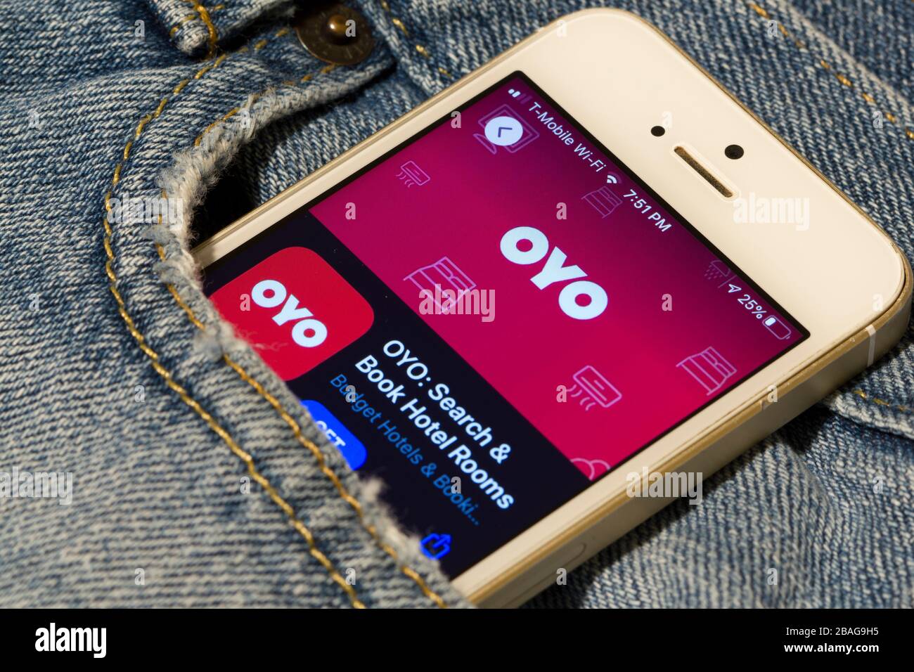 OYO hotel booking mobile app icon is seen on a smartphone. Ono Rooms, stylised as OYO and also known as Oyo Homes & Hotels, is an Indian hotel chain. Stock Photo