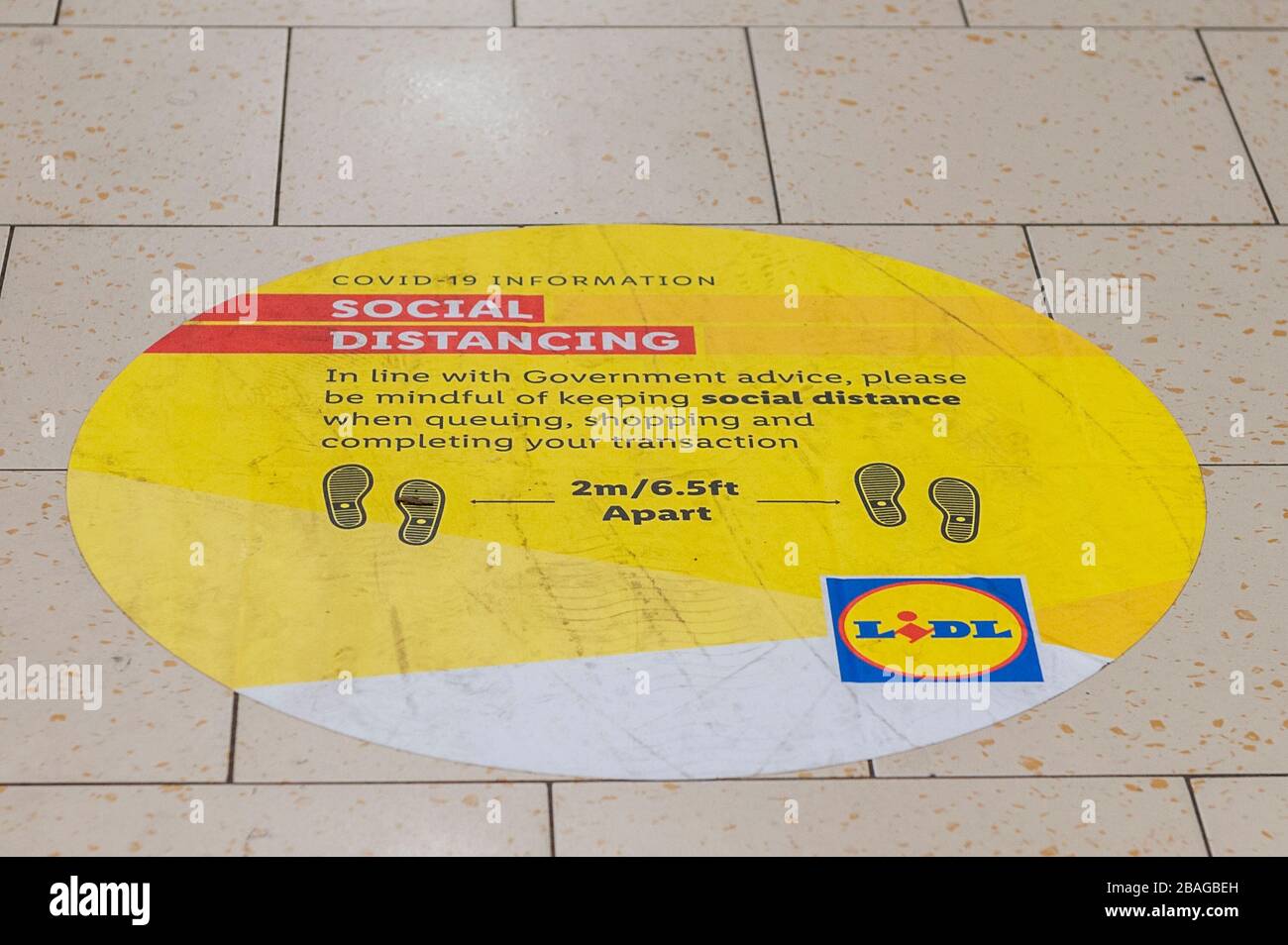 Clonakilty, West Cork, Ireland. 27th Mar, 2020. A social distancing sign in Lidl Supermarket, Clonakilty. Three more people have died from Covid-19 in the Republic today. This brings the total to 22 deaths with 2,121 cases of Covid-19 in Eire. Credit: Andy Gibson/Alamy Live News Stock Photo