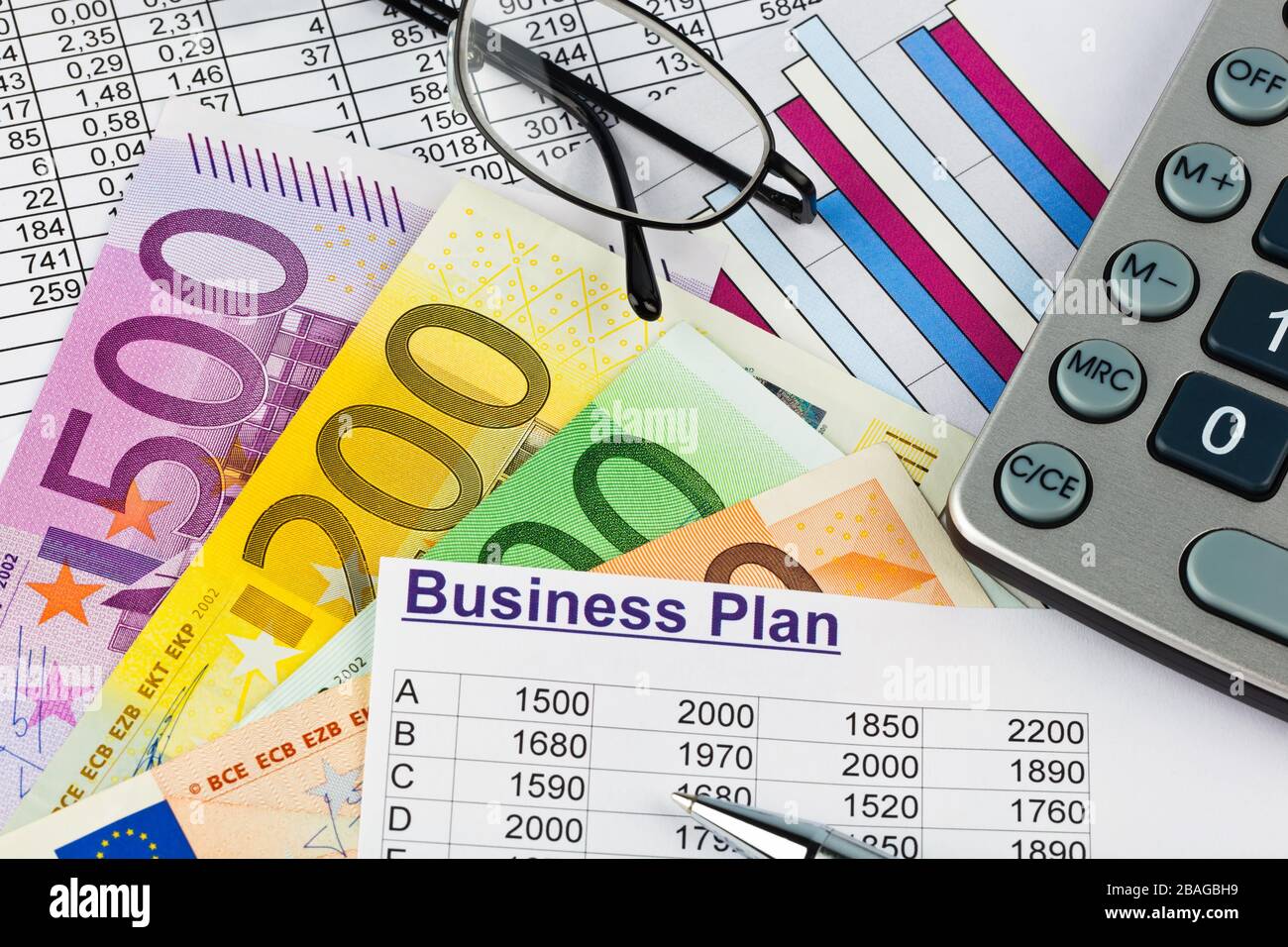 Euro Banknoten und Muenzen, Businessplan, Taschenrechner, Brille, Stock Photo