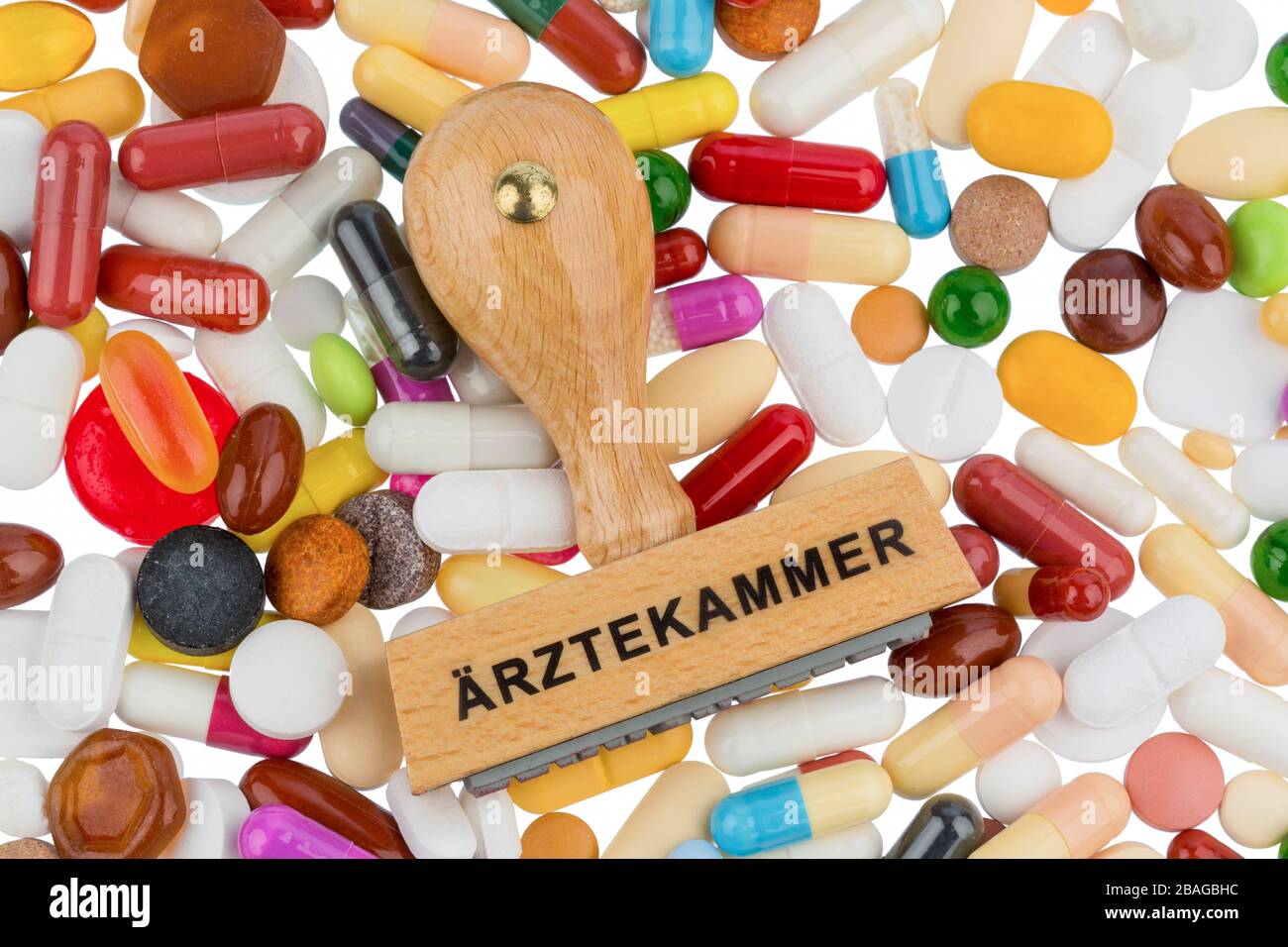 Stempel Aerztekammer auf bunten Tabletten, Symbolfoto Aerztekammer, Arztberuf und Patientenrechte Stock Photo