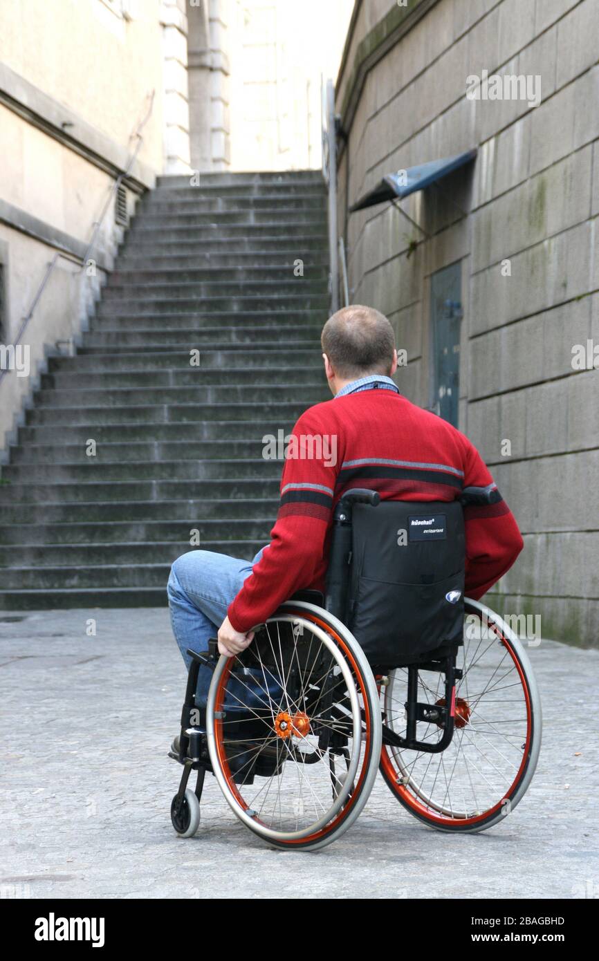 Rollstuhlfahrer hat Probleme mit einer Treppe, MR: Yes Stock Photo