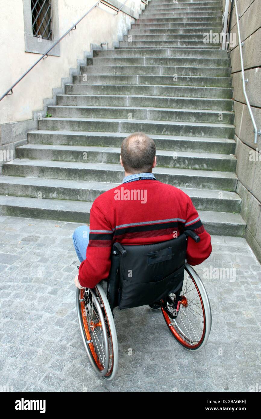Rollstuhlfahrer hat Probleme mit einer Treppe, MR: Yes Stock Photo
