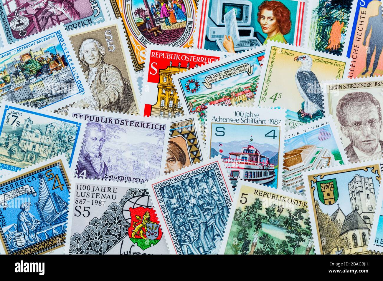 Viele verschiedene Briefmarken liegen nebeneinander. Sammeln als Hobby. Stock Photo