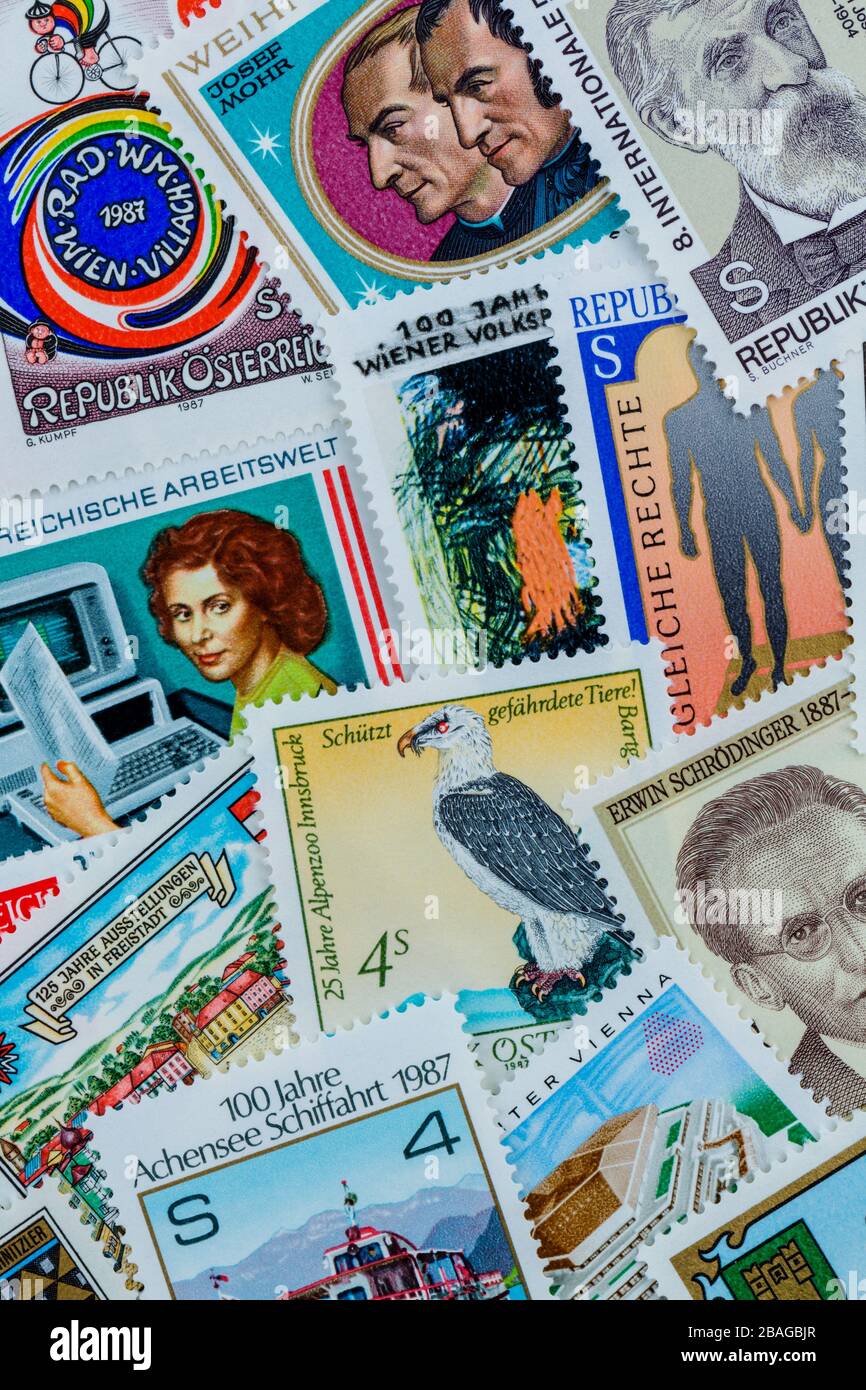Viele verschiedene Briefmarken liegen nebeneinander. Sammeln als Hobby, Stock Photo
