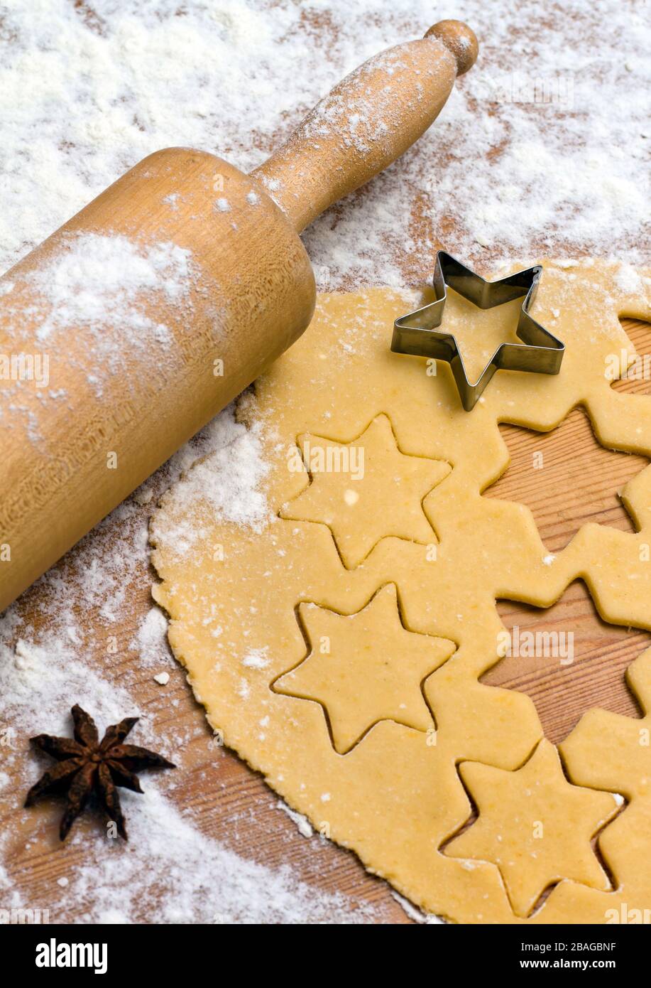 Backen von Plaetzchen und Keksen im Advent. Vorbereitung fuer Weihnachten Stock Photo