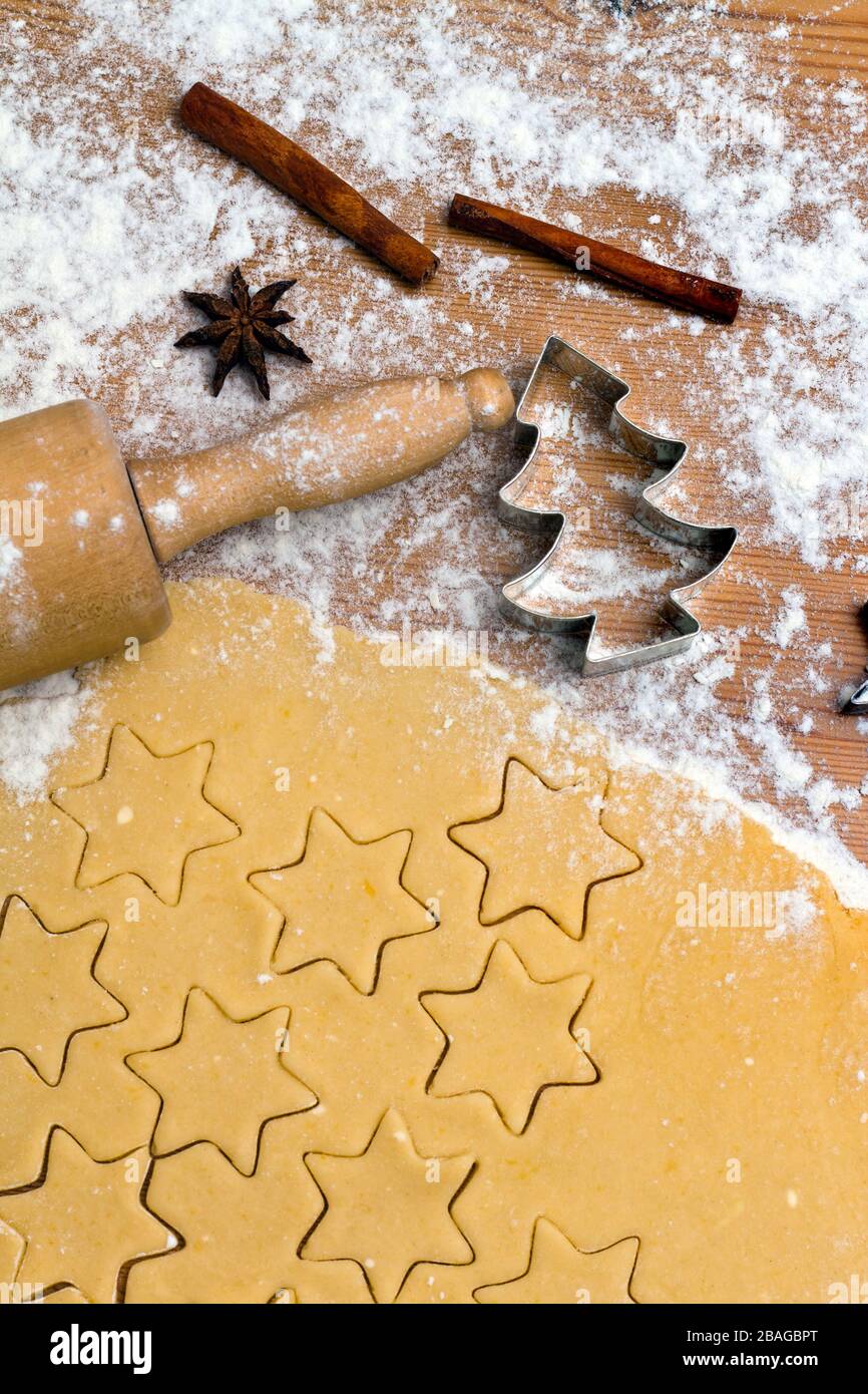 Backen von Plaetzchen und Keksen im Advent. Vorbereitung fuer Weihnachten Stock Photo