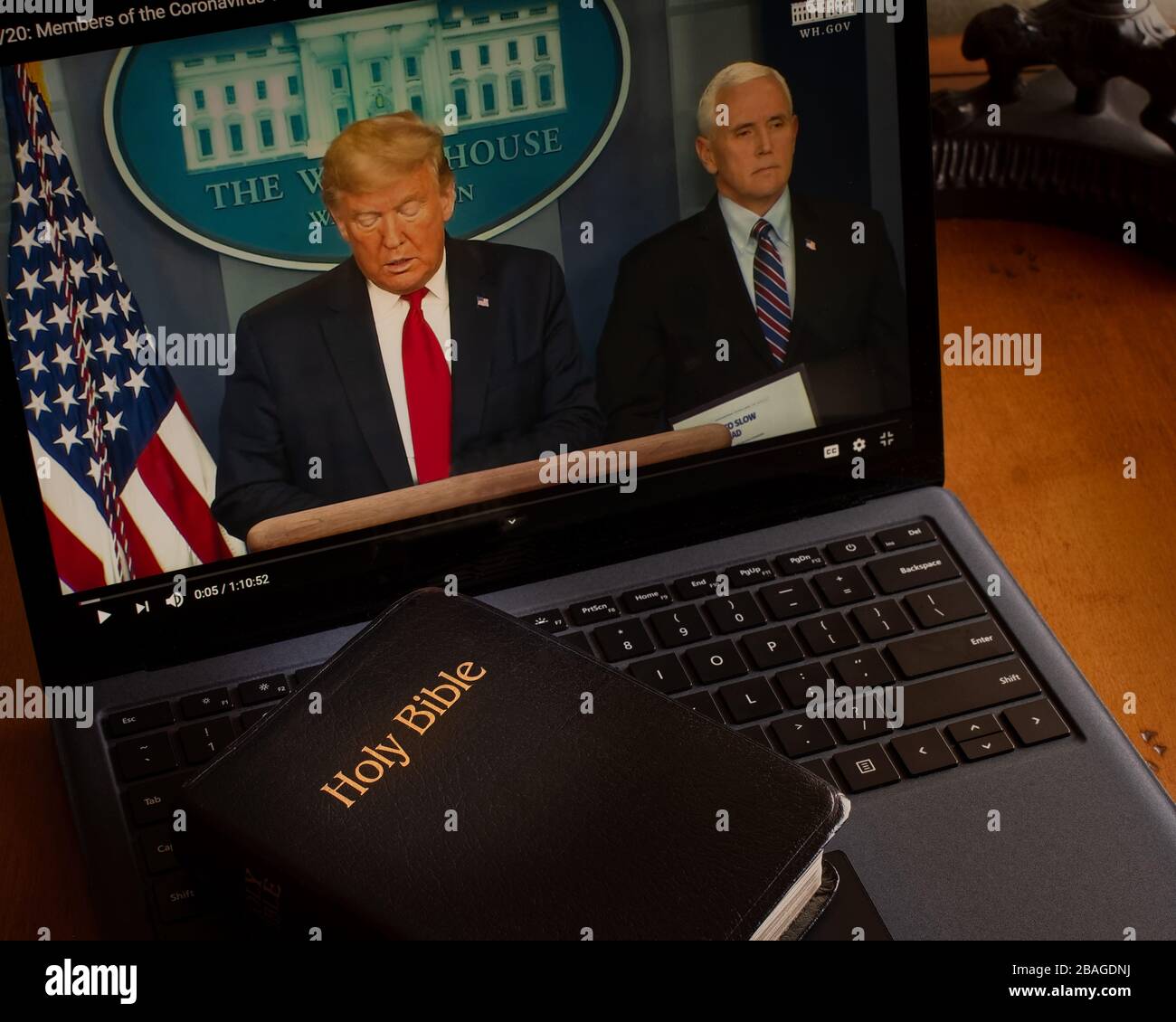 President trump sitting at his desk hi-res stock photography and images ...