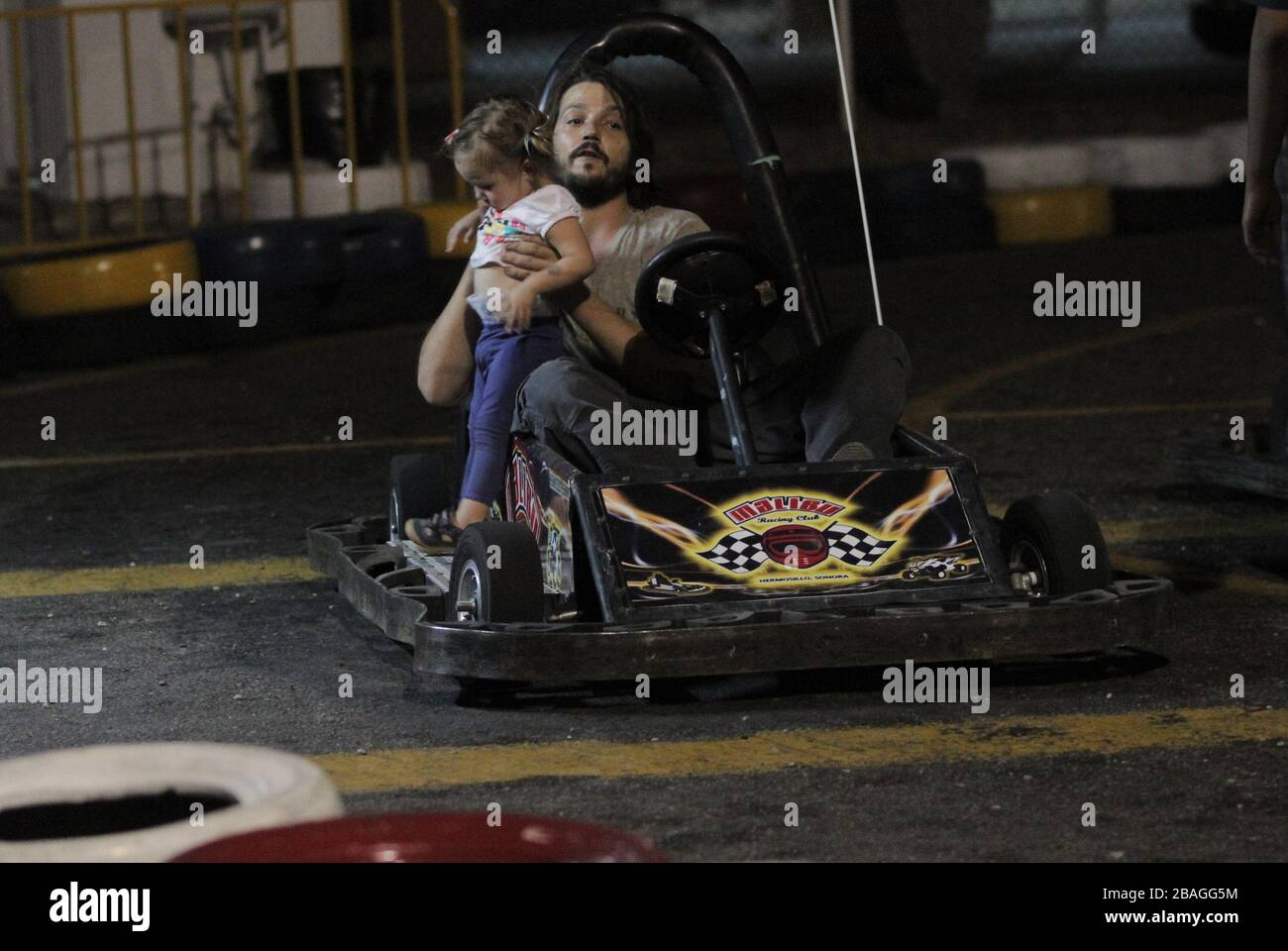 El Actor Diego Luna y Camila Sodi pasaron una tarde con sus dos hijos  Jerónimo y Fiona durante un domingo de descanso luego de semanas de calor en So Stock Photo