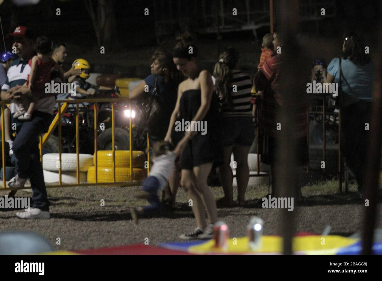 EXCLUSIVO PAPARAZZI El Actor Diego Luna y Camila Sodi pasaron una tarde con sus dos hijos  Jerónimo y Fiona durante un domingo de descanso luego de se Stock Photo