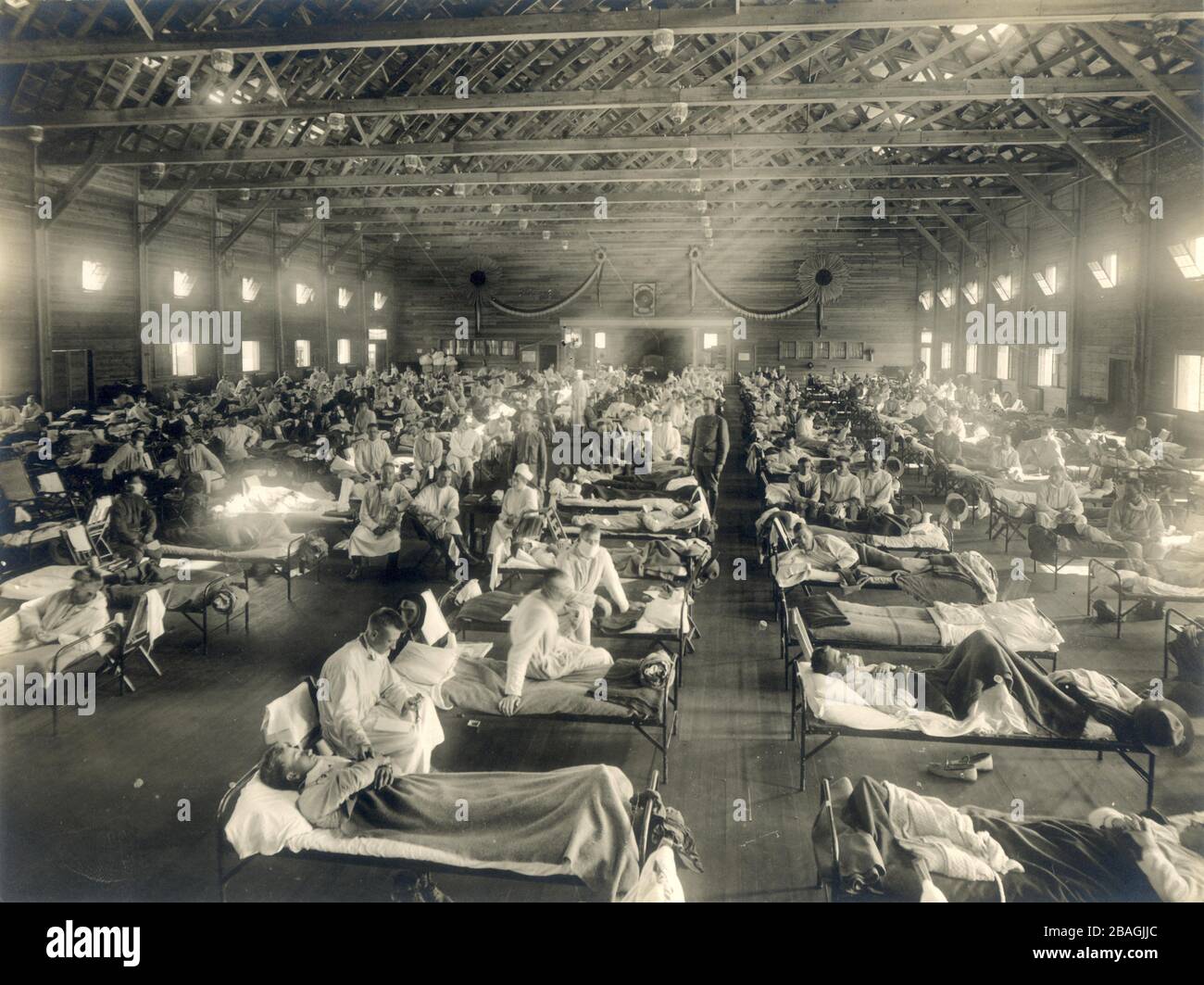 Spanish Flu. Soldiers from Fort Riley, Kansas, ill with Spanish flu at a hospital ward at Camp Funston Emergency hospital during influenza epidemic, Camp Funston, Kansas. 1918 Stock Photo