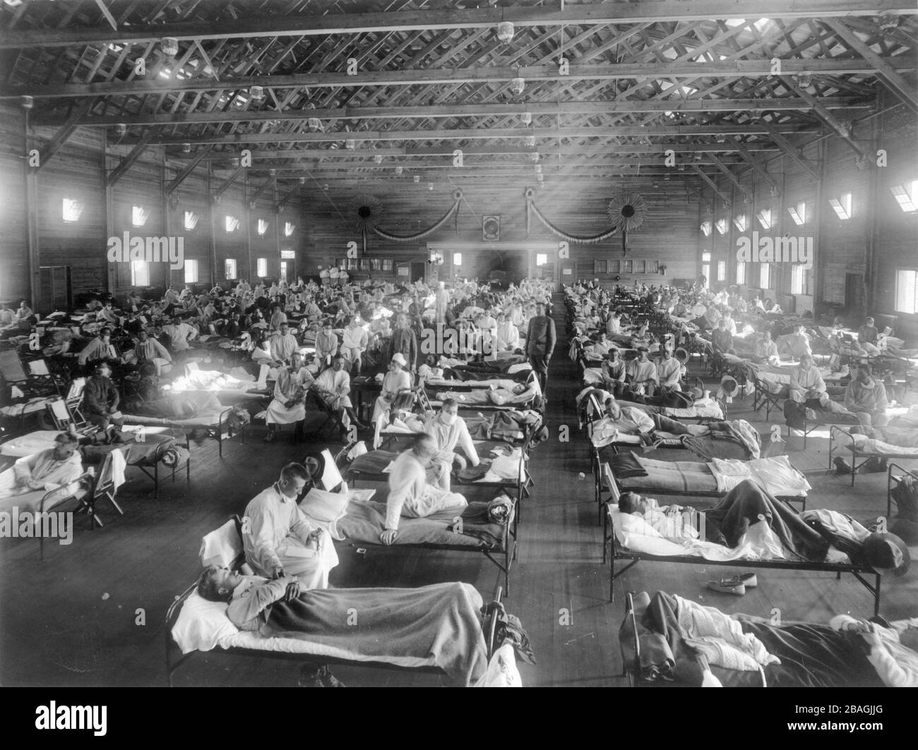 1918 influenza pandemic, Spanish Flu. Soldiers from Fort Riley, Kansas, ill with Spanish flu at a hospital ward at Camp Funston Emergency hospital during influenza epidemic, Camp Funston, Kansas. 1918 Stock Photo