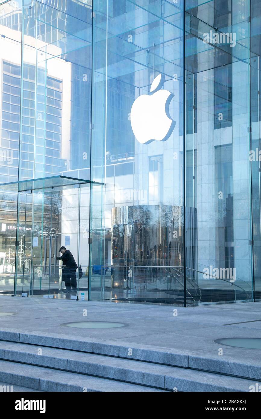 Apple's flagship store on 5th Avenue in New York City closed during the COVID-19 pandemic. Stock Photo