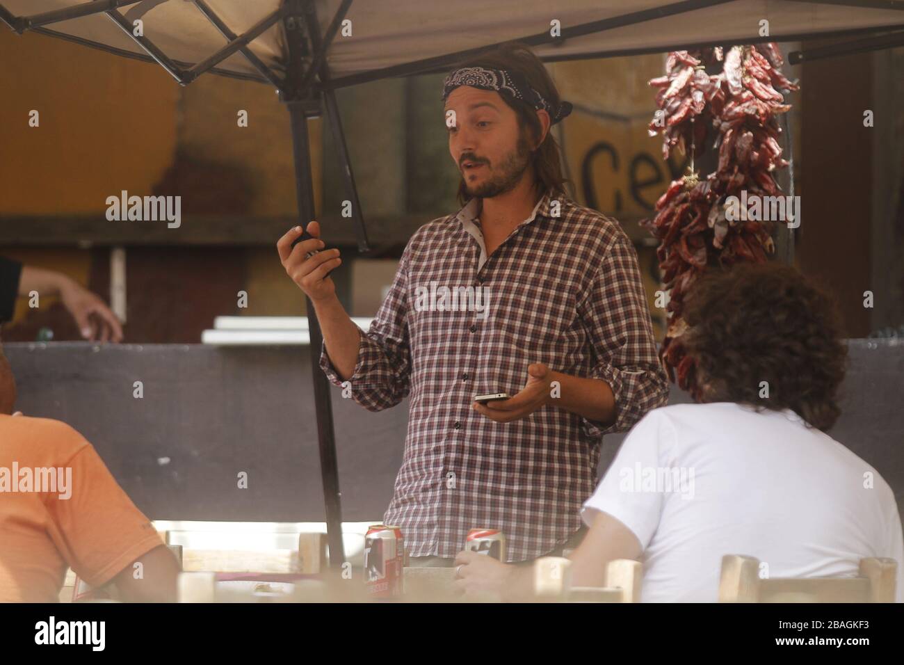 Diego luna comiendo tacos y bebiendo  en una comida  durante una  fiesta privada en restaurante mexicano en Hemosillo Sonora acompañado con el directo Stock Photo