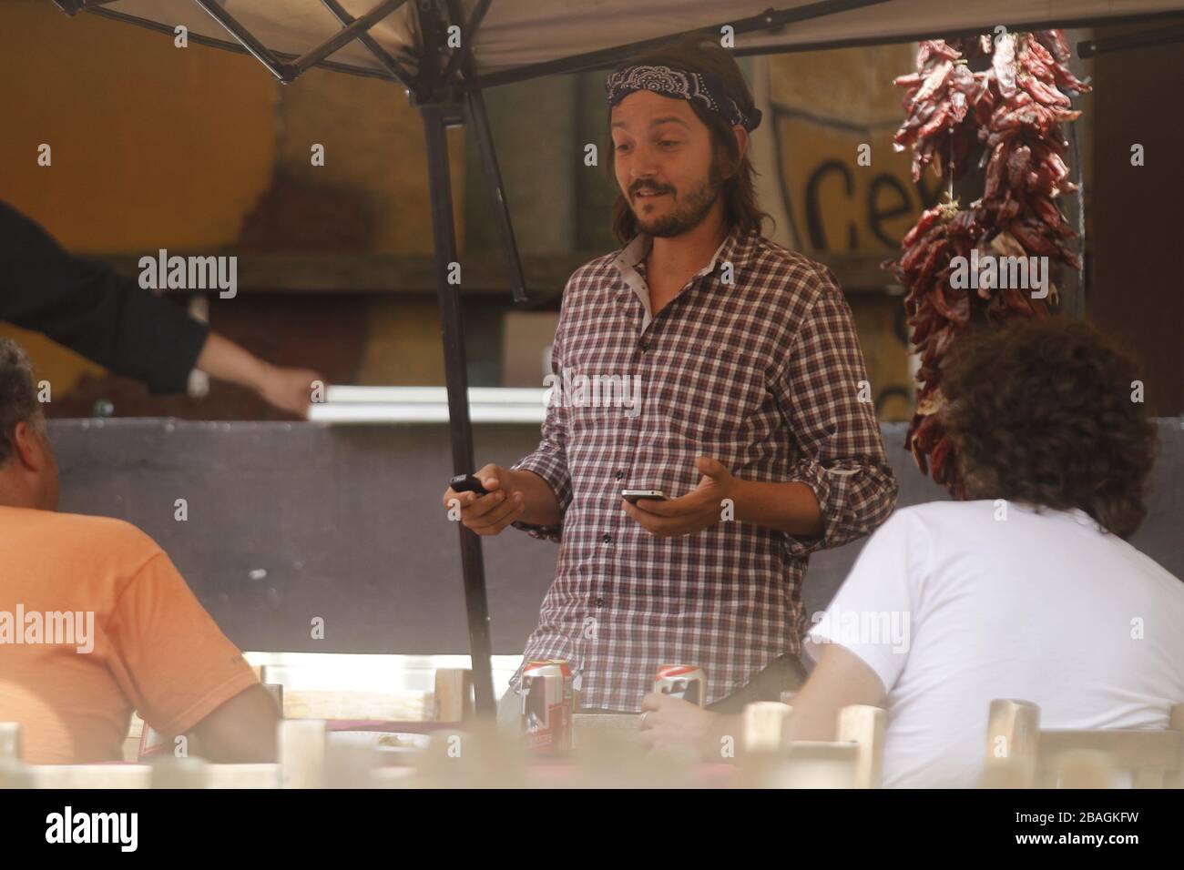 Diego luna comiendo y bebiendo  en una comida  durante una  fiesta privada en restaurante mexicano en hemosillo Sonora acompañado con el director del Stock Photo