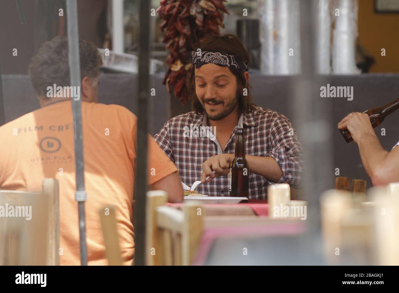 Diego luna comiendo tacos y bebiendo  en una comida  durante una  fiesta privada en restaurante mexicano en Hemosillo Sonora acompañado con el directo Stock Photo