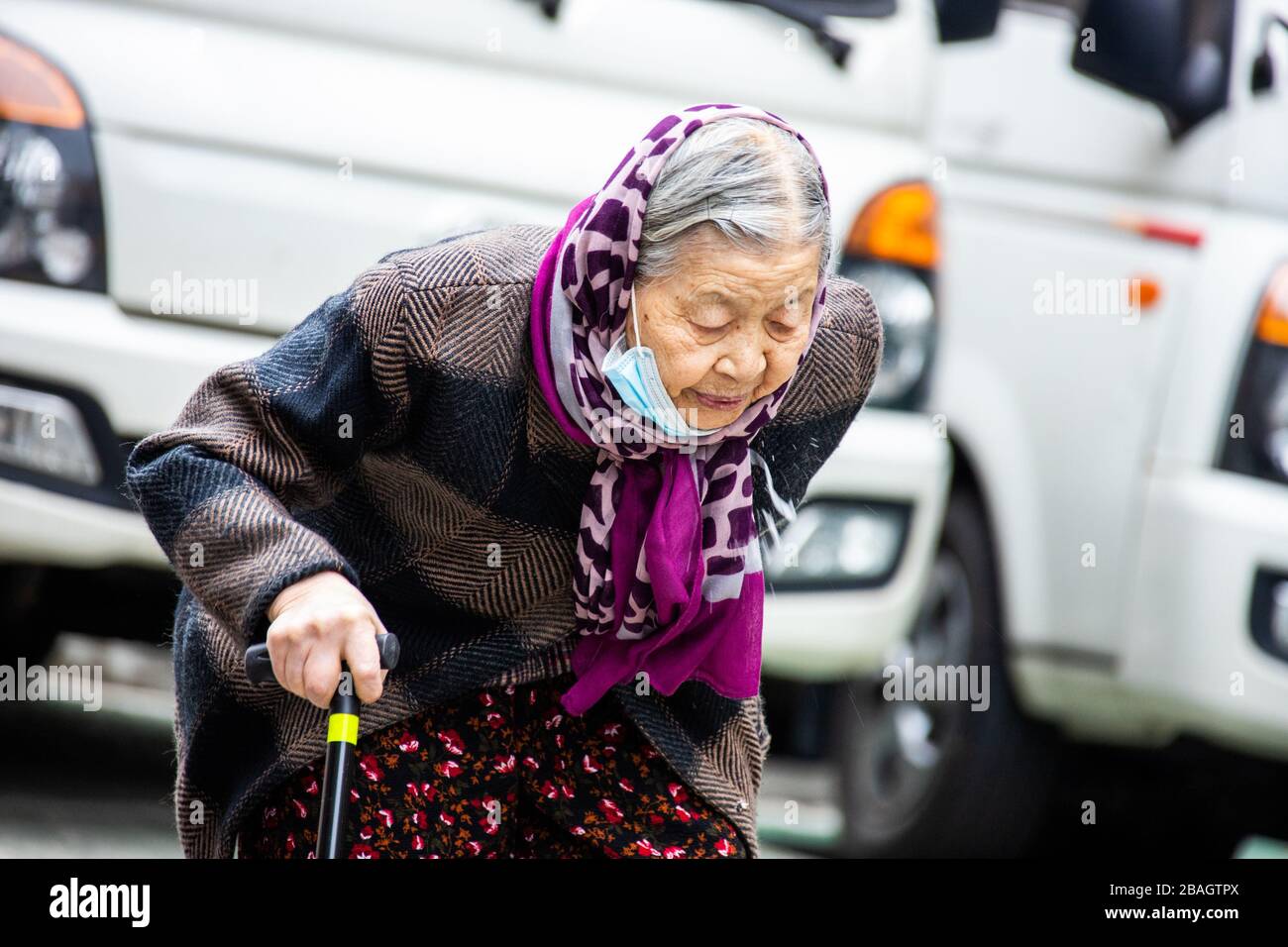 Elderly woman wearing a mask hi-res stock photography and images - Alamy