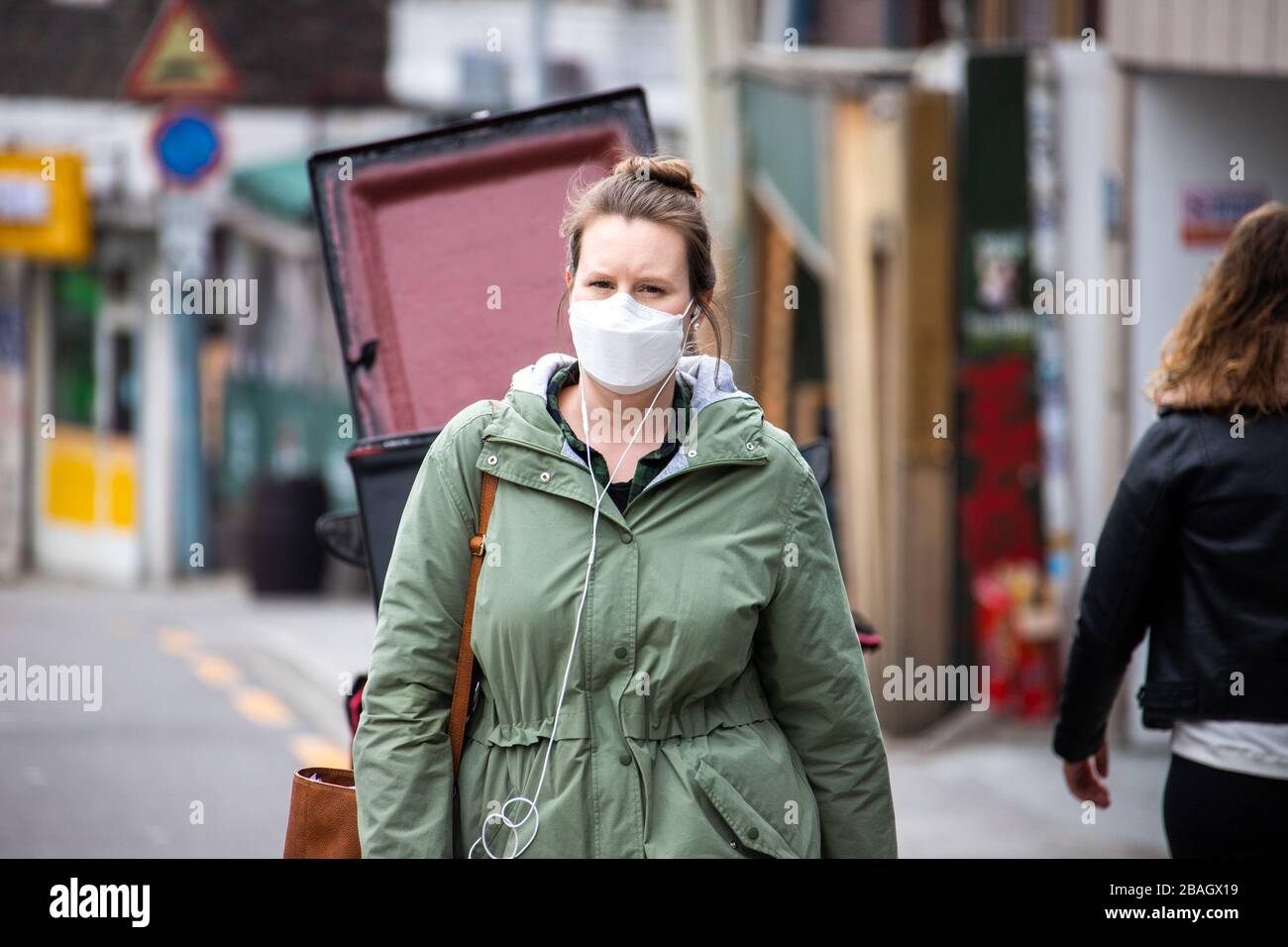 American woman wearing a protective mask during the Coronavirus pandemic, Seoul, Korea Stock Photo