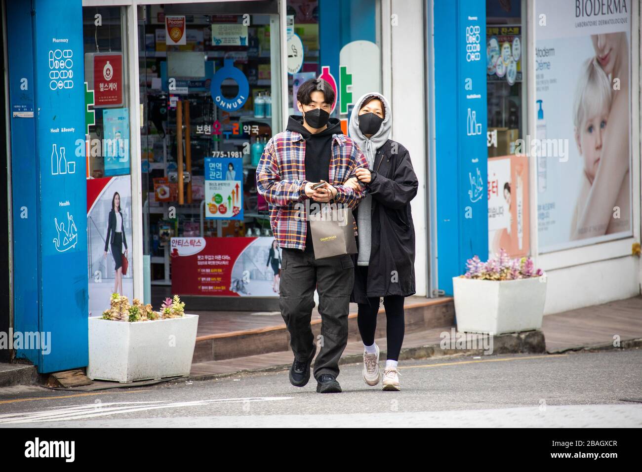 Attractive young couple wearing masks during the Coronavirus pandemic, Seoul, Korea Stock Photo