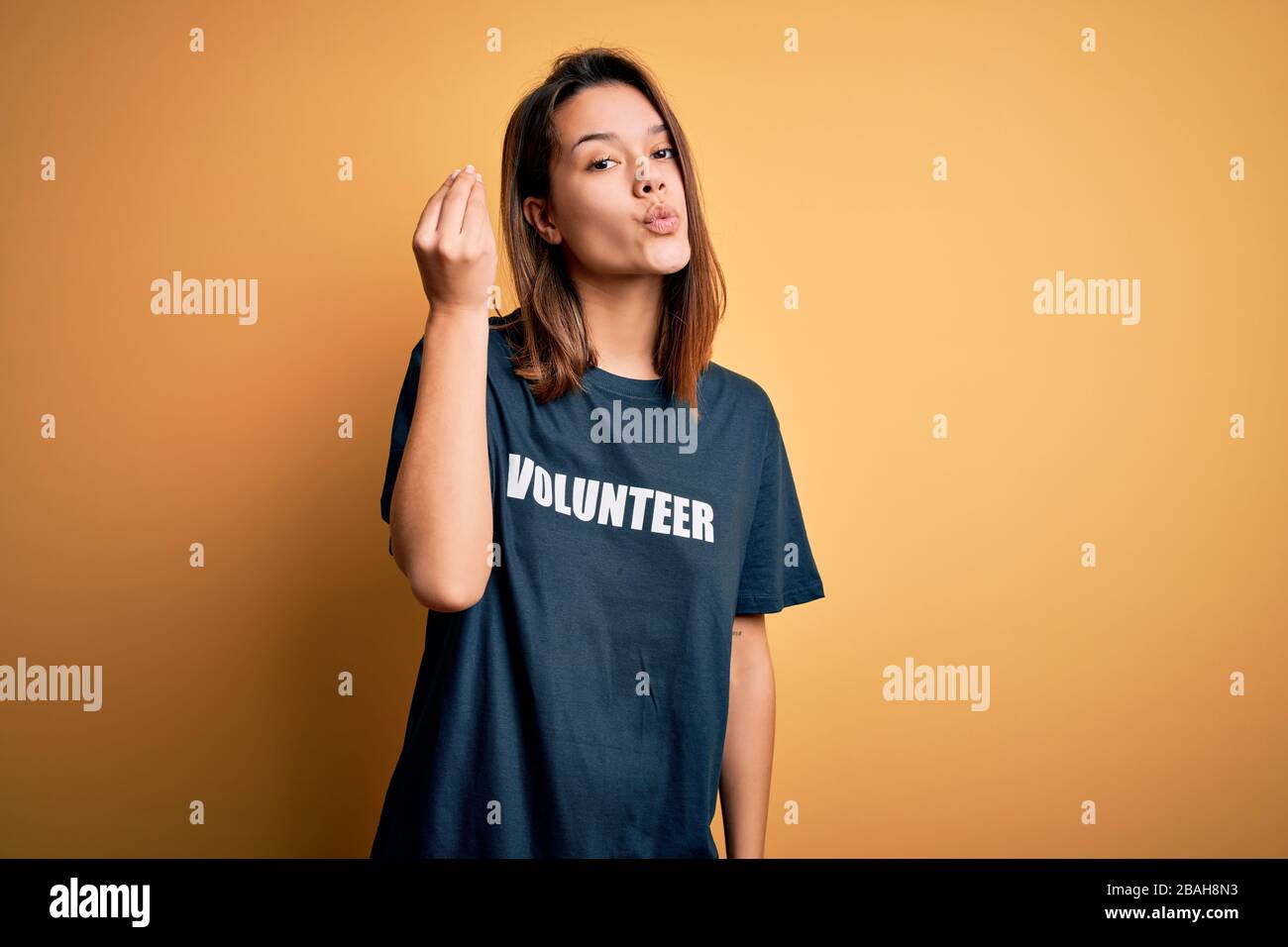 Teenager volunteering italy hi-res stock photography and images - Alamy