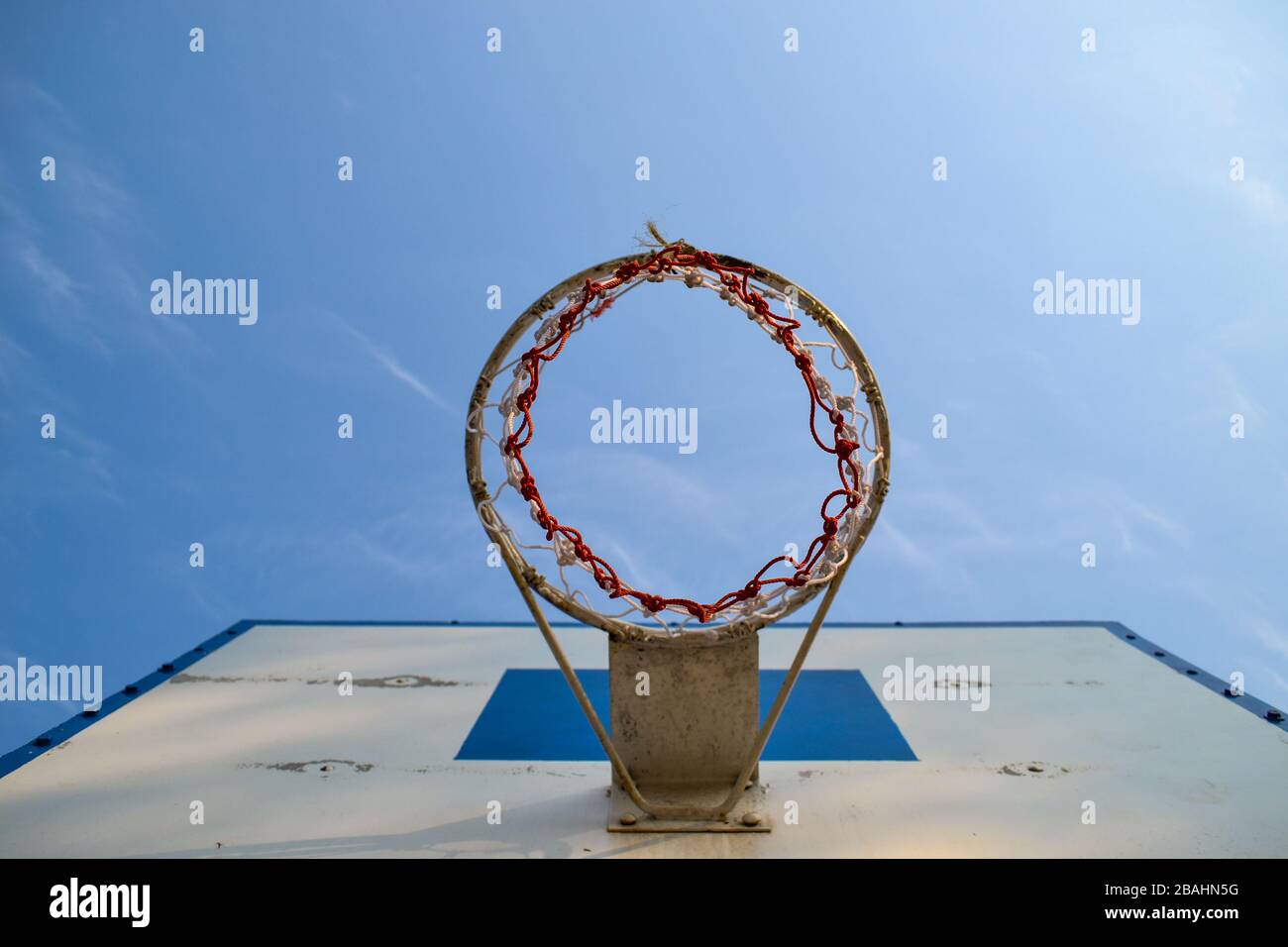 Basketball hoop, Below angle view Stock Photo Alamy