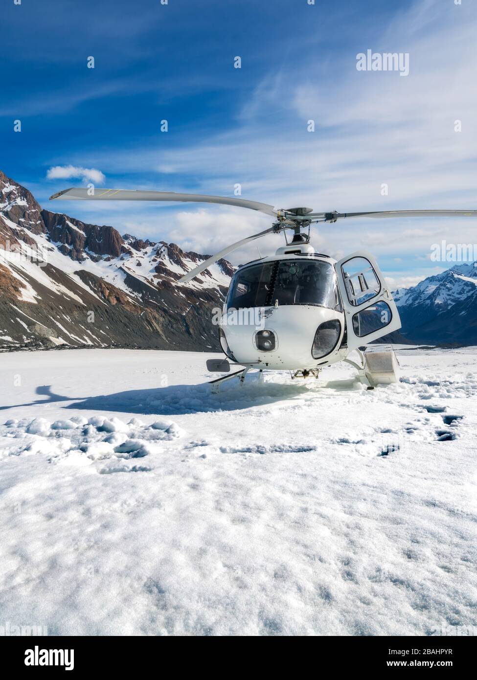 Helicopter landing on snow mountain in tasman glacier in Mt Cook, New  Zealand. The helicopter service in Mt Cook offers scenic flights, glacier  landin Stock Photo - Alamy