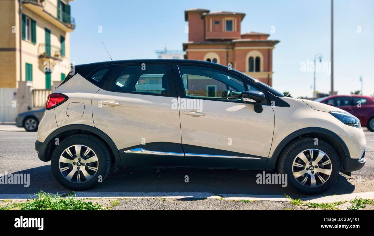 Leerling verlichten kool Rome,Italy - March 30, 2019: Beautiful profile view of ivory color car model  Renault Captur produced by French Renault automotive industry Stock Photo -  Alamy