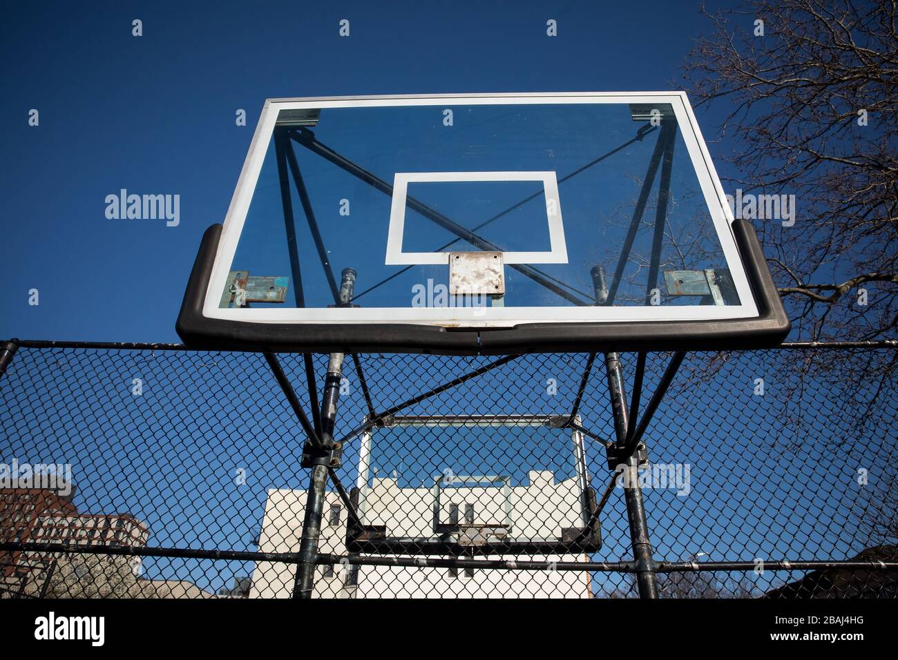 Campo De Basquete Perto De Um Playground Brooklyn Ny Usa Foto Editorial -  Imagem de blecaute, cidade: 251140546