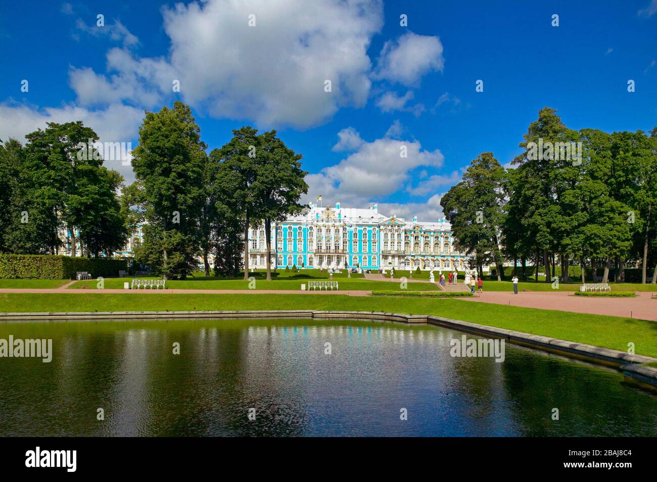 Russland St. Petersburg Puschkin Katharinen-palast Katharinenpark Teich Park Zarskoje Selo Detskoje Zarendorf Architektur Baukunst Barock Spaetbarock Stock Photo