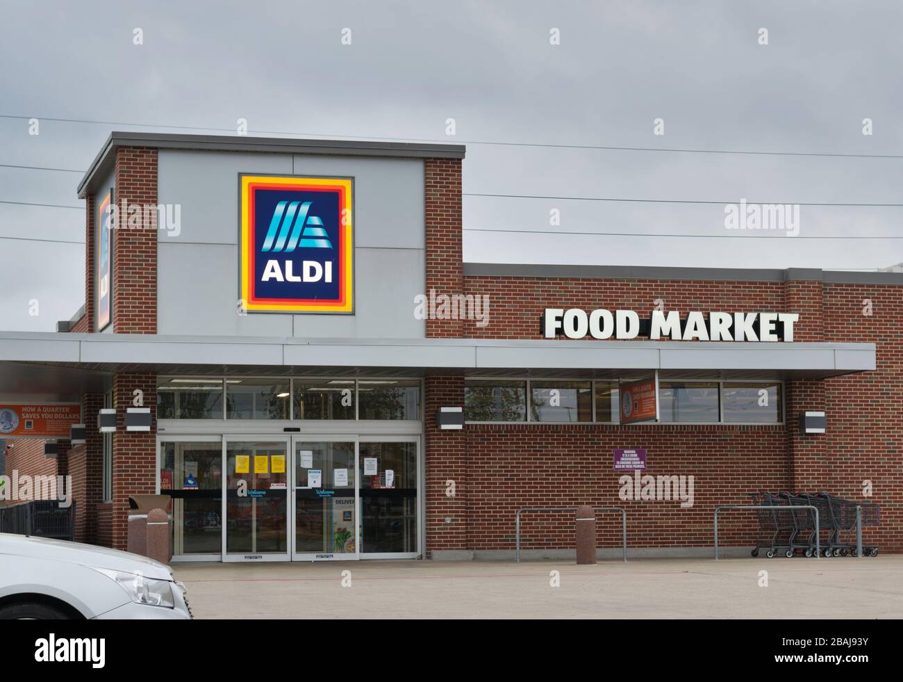 Aldi grocery store exterior in Houston, TX. Discount supermarket chain store located in 20 countries with over 10,000 locations. Founded in Germany. Stock Photo