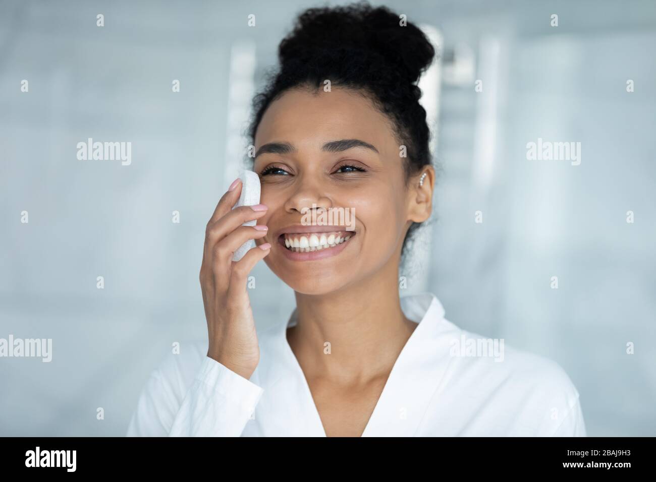 Woman face cleanse sponge hi-res stock photography and images - Alamy