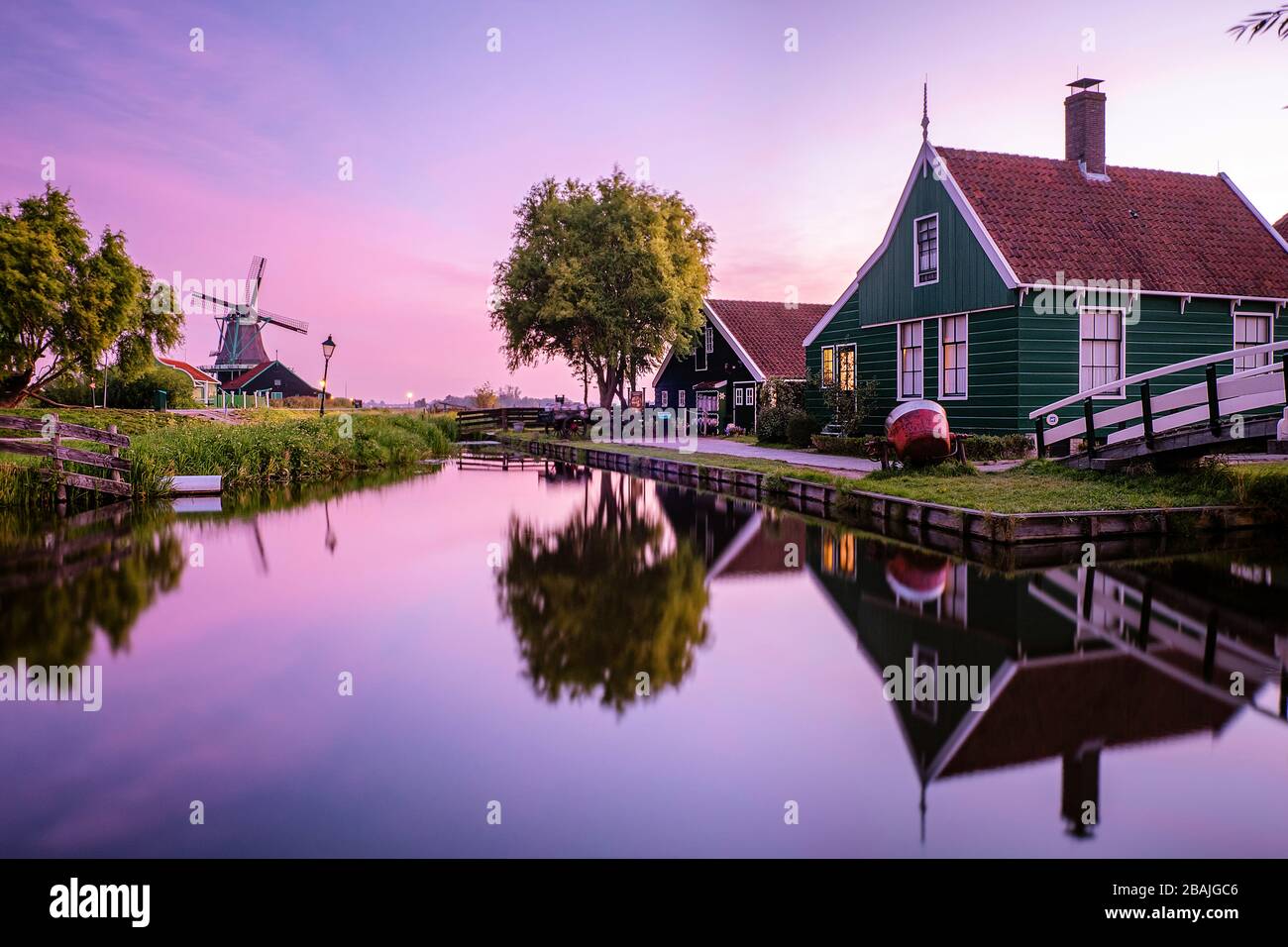 sunrise-zaanse-schand-dutch-windmill-village-windmill-village-zaanse