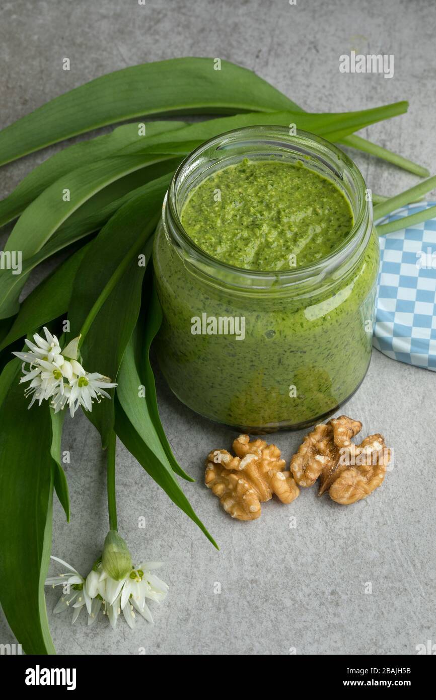 Download Pesto Jar High Resolution Stock Photography And Images Alamy Yellowimages Mockups