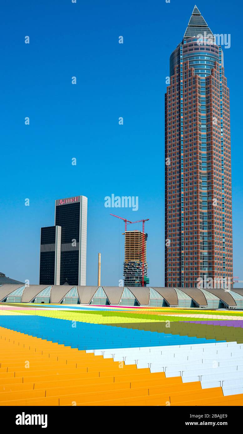 bunte Dachabdeckung am Skyline Plaza in der Europacity von Frankfurt, Stock Photo