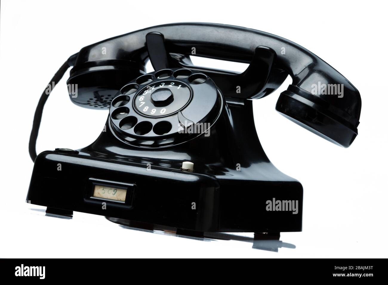 Ein antikes, altes Festnetz Telefon. Telefon auf weissem Hintergrund. Stock Photo