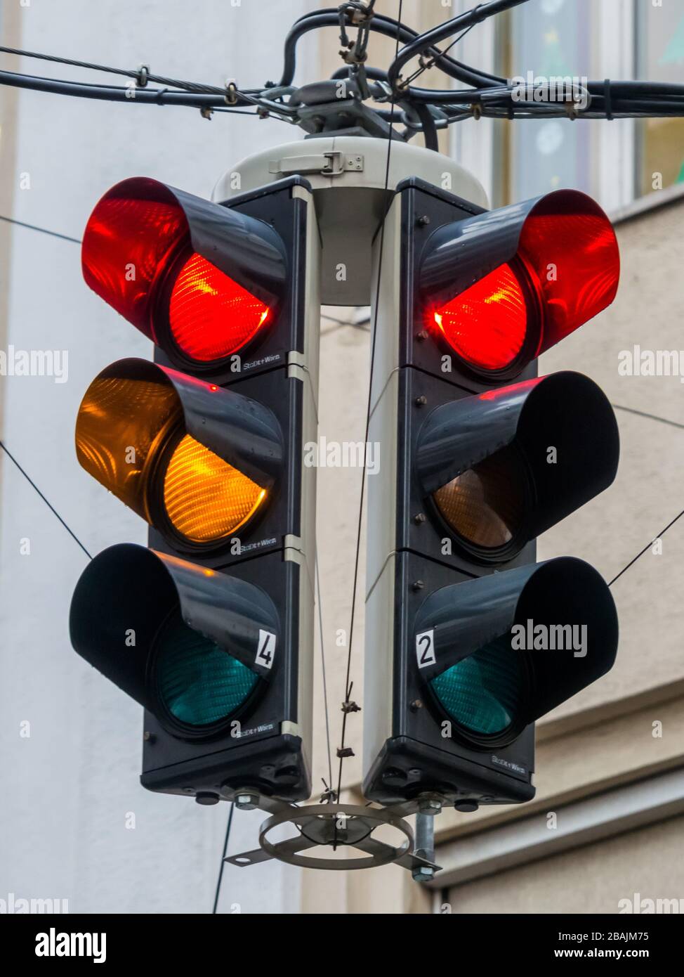 Verkehrsampel mit rotem und gelben oder orangem Licht. Stock Photo