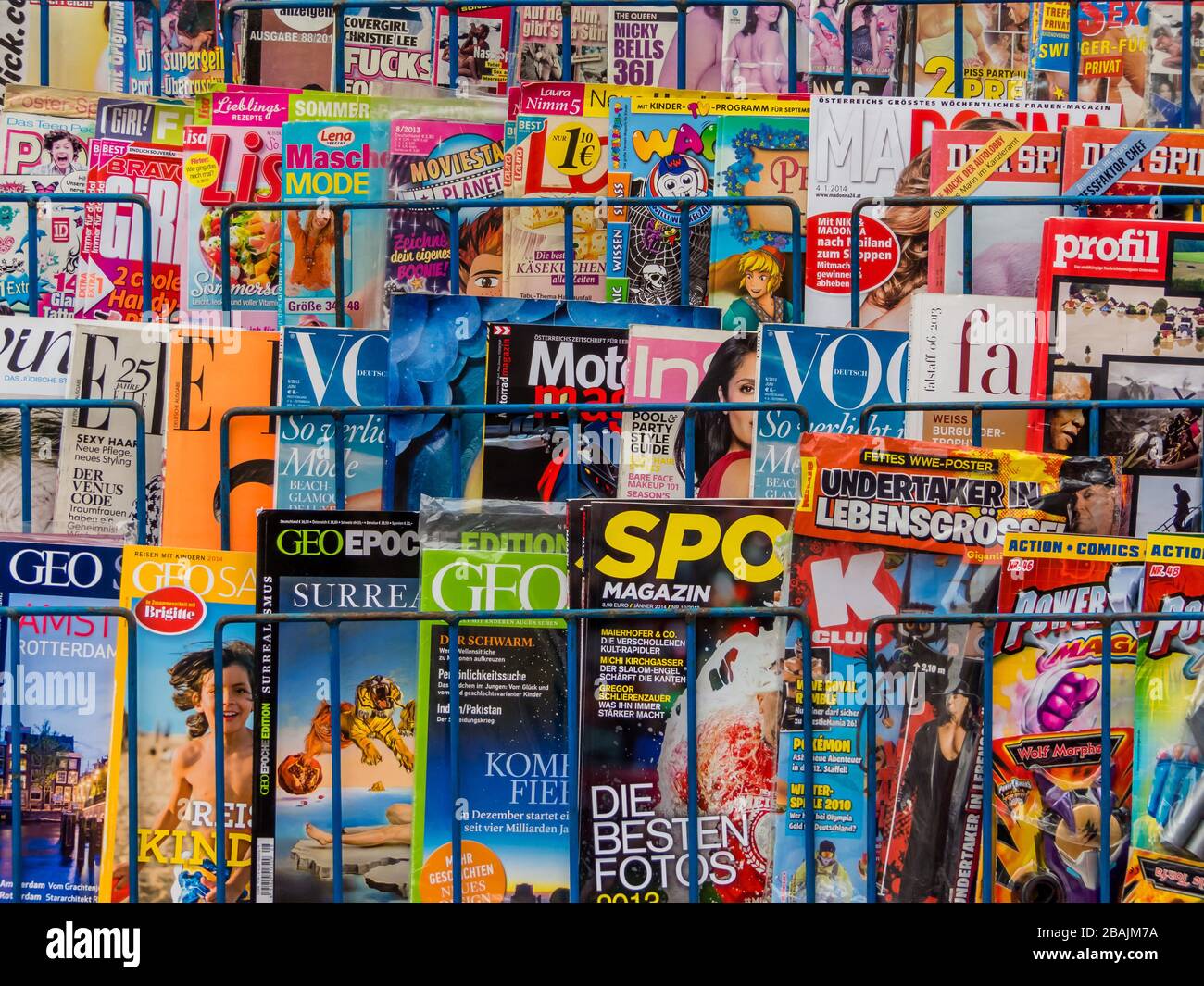 Verschiedene bunte Zeitschriften und Magazine an einem Kiosk zum Verkauf Stock Photo